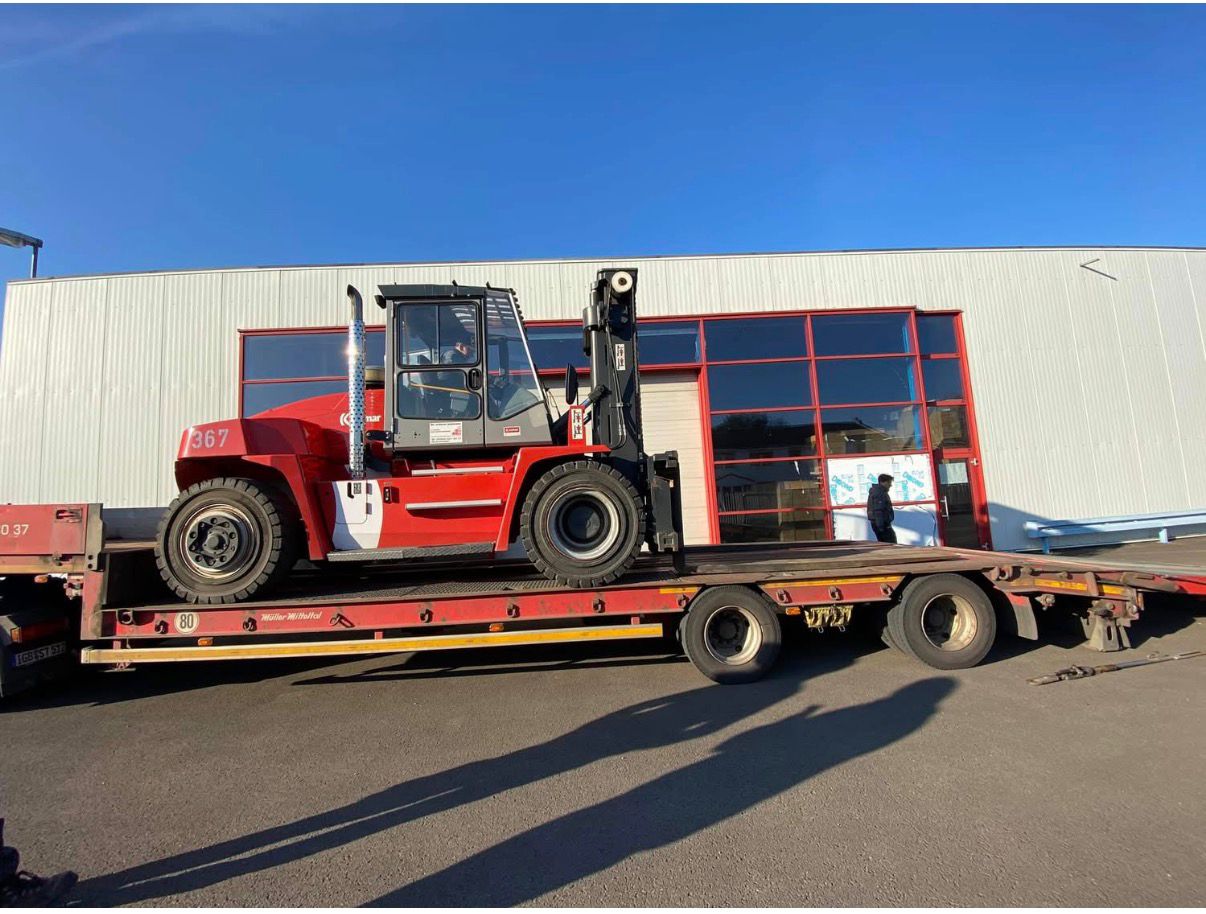 Schwertransport auf Tieflader