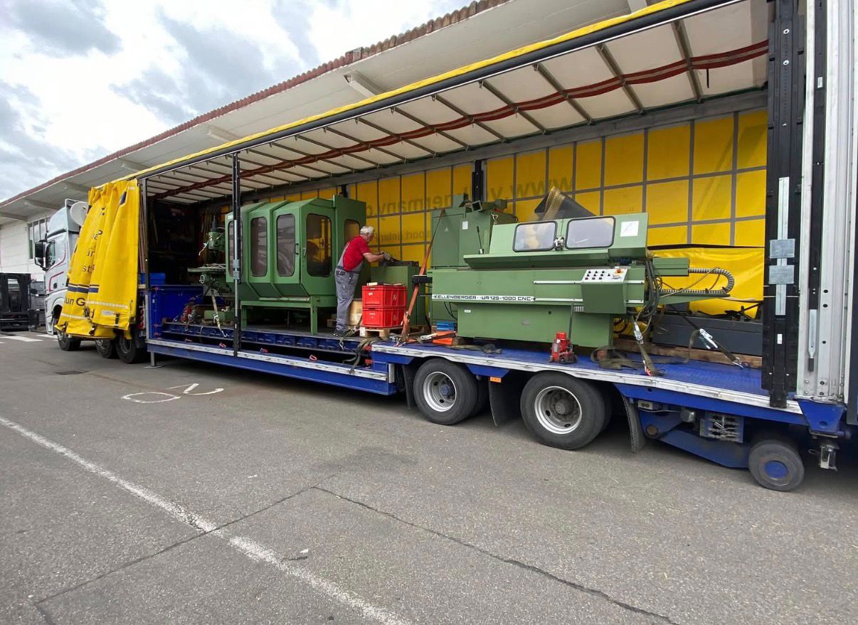 Maschinen auf Tieflader