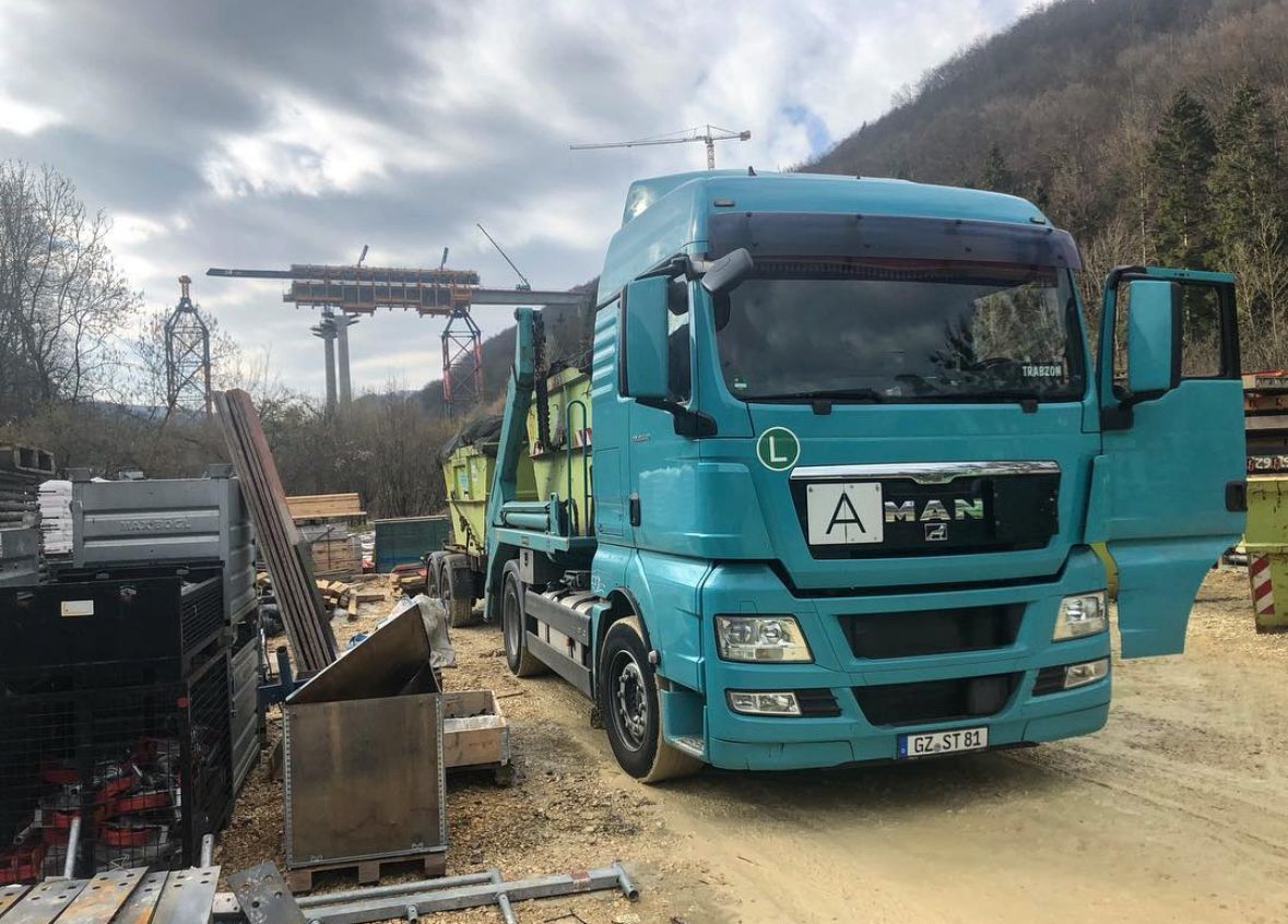 ST-Schrotthandel LKW vor Stahlkonstruktion