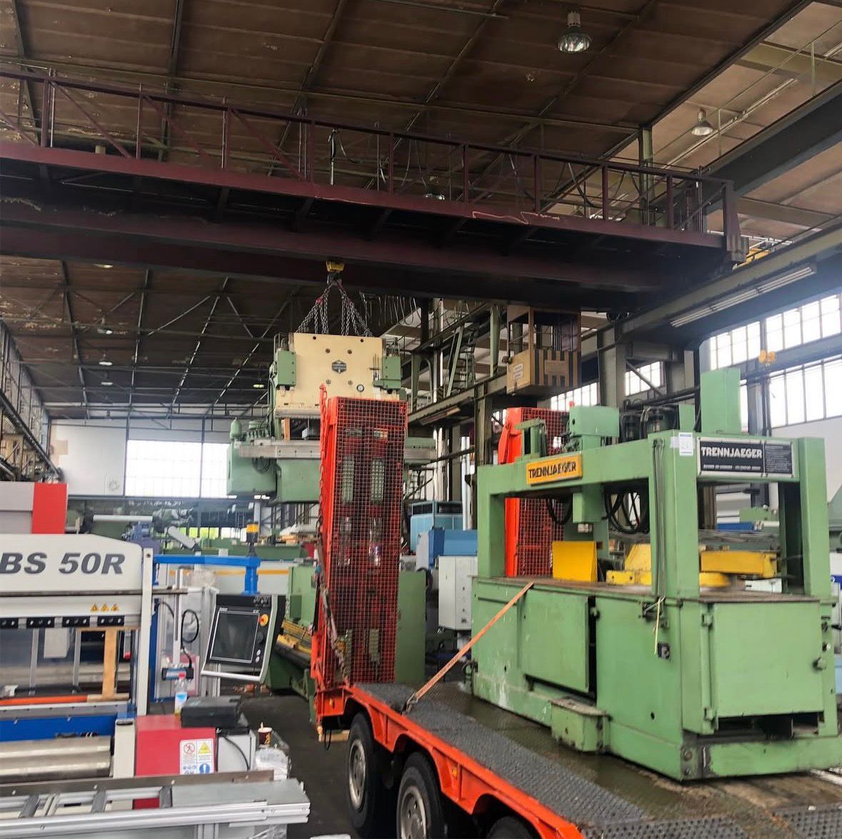 Trennjaeger Maschine am Hallenkran