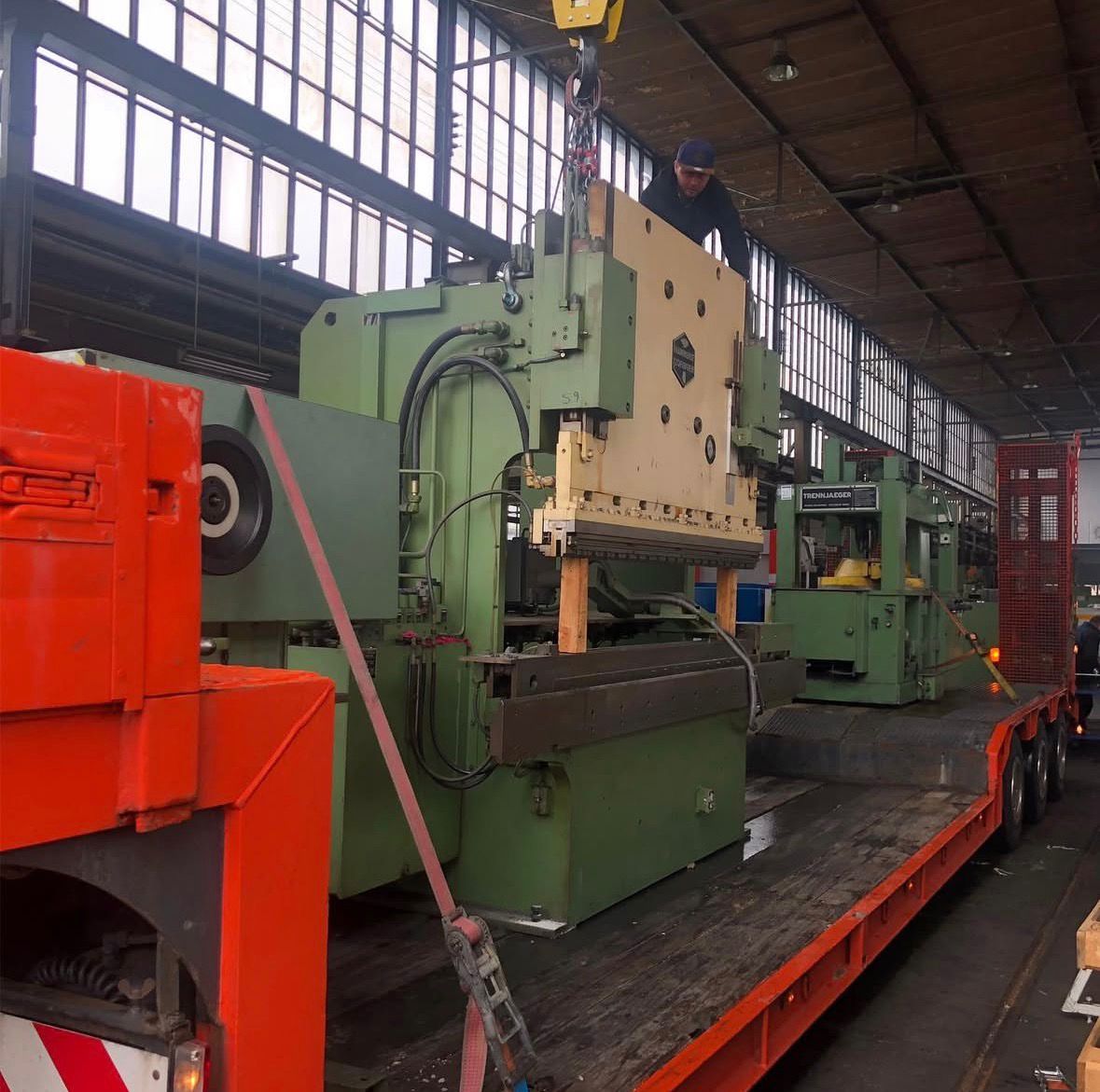 Maschine auf Tieflader beladen