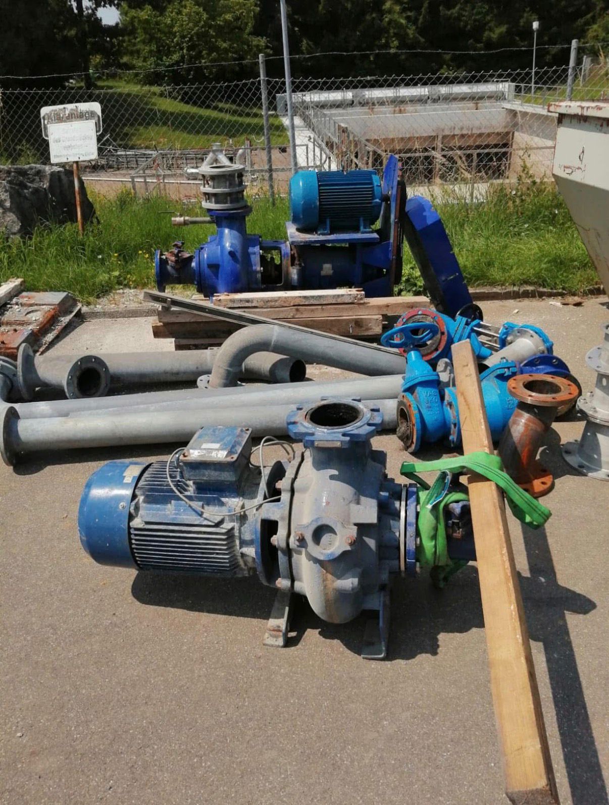 Demontierte Pumpen und Rohre